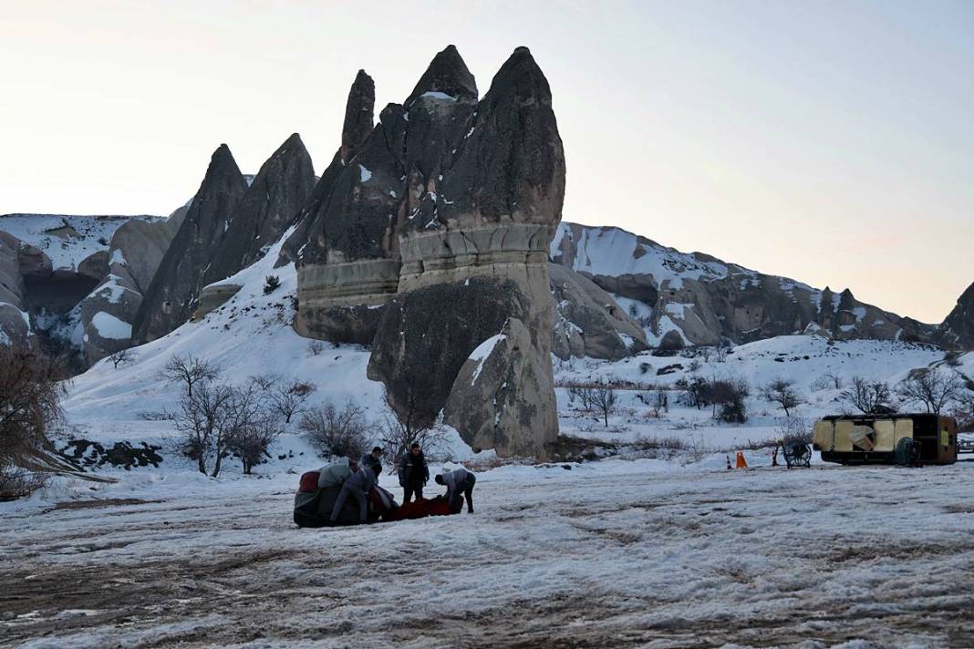 Beyaza bürünen Kapadokya büyüledi! Şehrin ışıkları geceyi aydınlattı 21